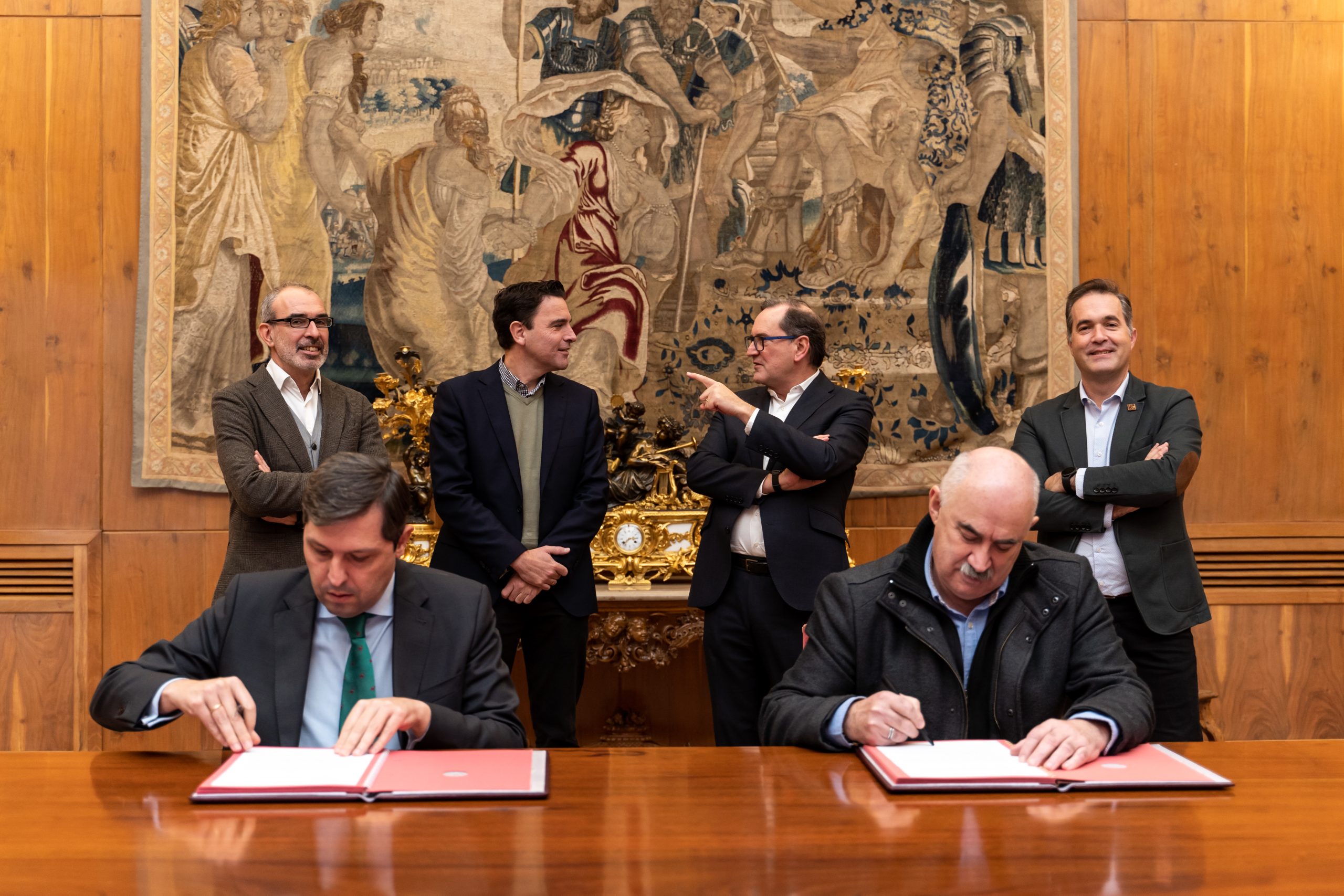 El vicepresidente, José María Aierdi, y el gerente de la Universidad de Navarra, Álvaro Balibrea, en la firma del convenio